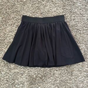 Aritzia tnaction black tennis skirt size medium